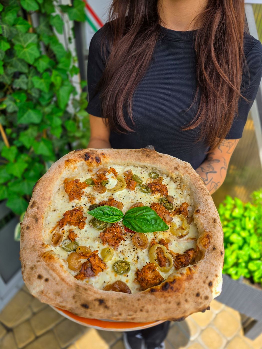 Gotowa pizza podawana na sali